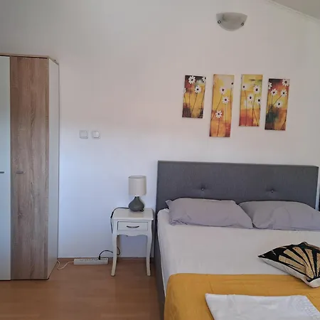 Mika Apartament *